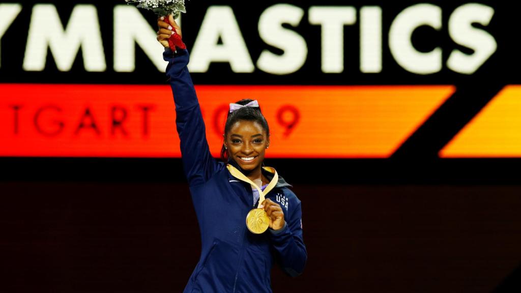 Simone Biles, con una de sus medallas de oro en el Mundial de Stuttgart