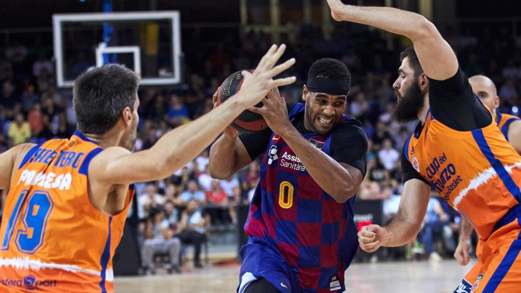 Brandon Davies, durante el partido entre el Barça Lassa y el Valencia Basket