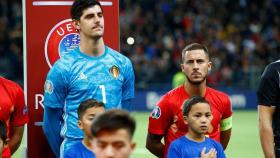 Courtois y Hazard antes de un partido de Bélgica