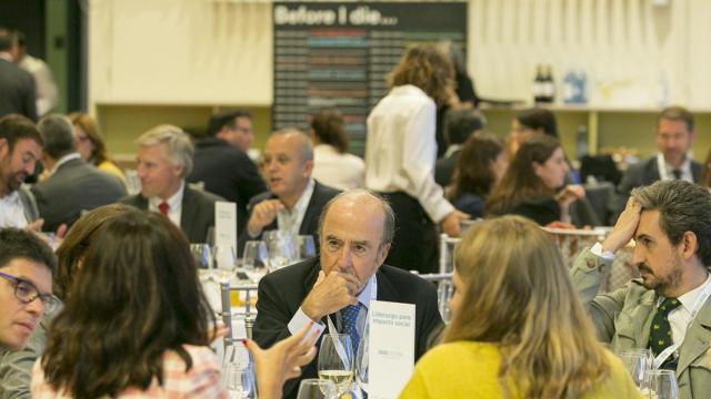 Instante de la comida celebrada tras la jornada de RadarSERES, donde ponentes y público comparten mesa.