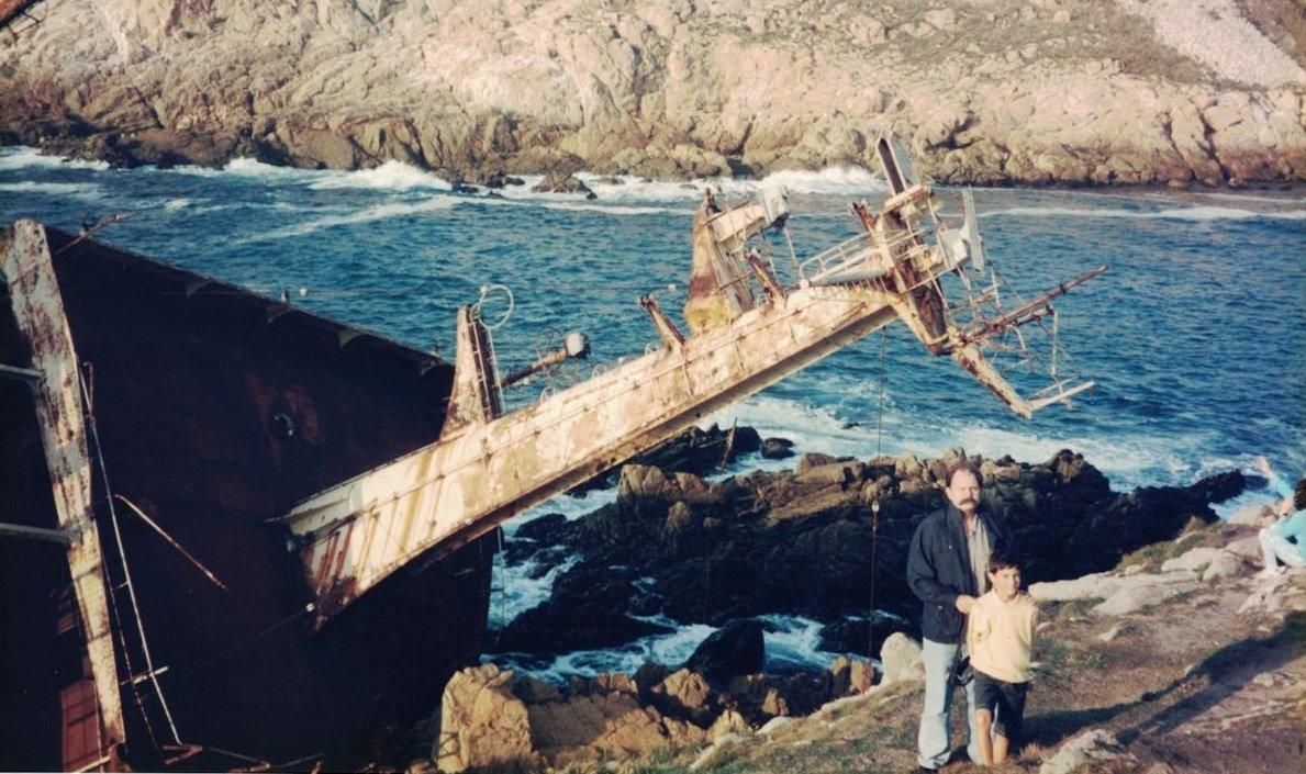 La imagen de una de sus primeras visitas a la Torre, con el casco del Mar Egeo (cedida)