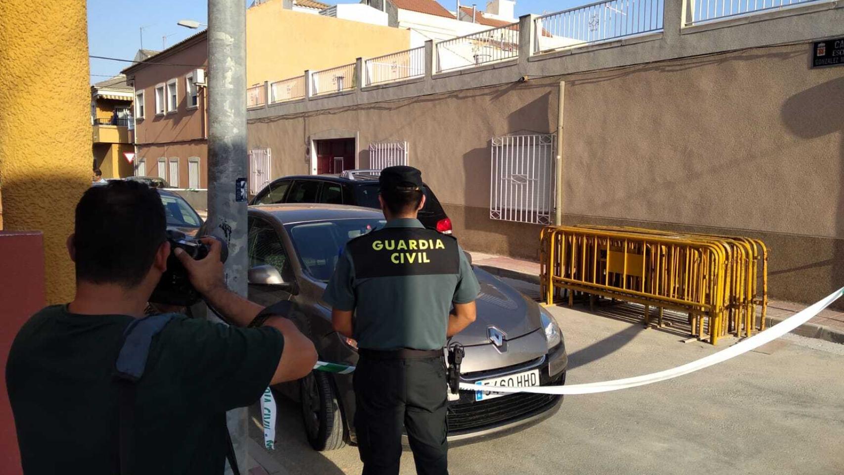 La Guardia Civil ha acordonado las inmediaciones de la vivienda donde se han hallado los cuerpos.