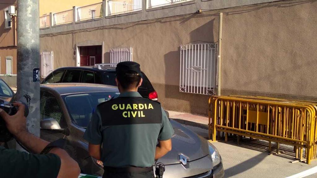 La Guardia Civil ha acordonado las inmediaciones de la vivienda donde se han hallado los cuerpos.
