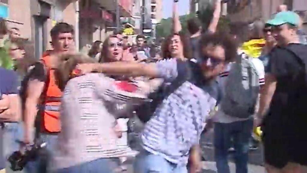 Momento en el que el manifestante 'indepe' agrede a la mujer.