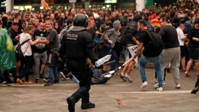 Centenares de independentistas asaltan el aeropuerto de El Prat, en octubre de 2019.