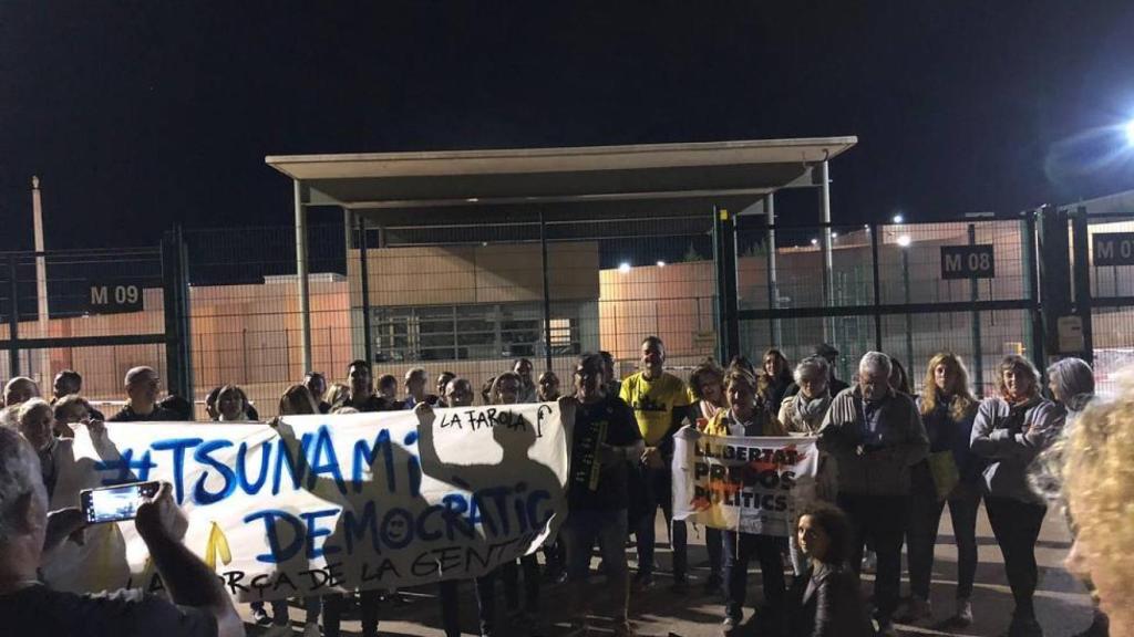 Los independentistas concentrados a las puertas de la cárcel de Lledoners, en Barcelona.
