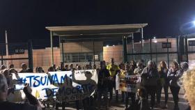 Los independentistas concentrados a las puertas de la cárcel de Lledoners, en Barcelona.