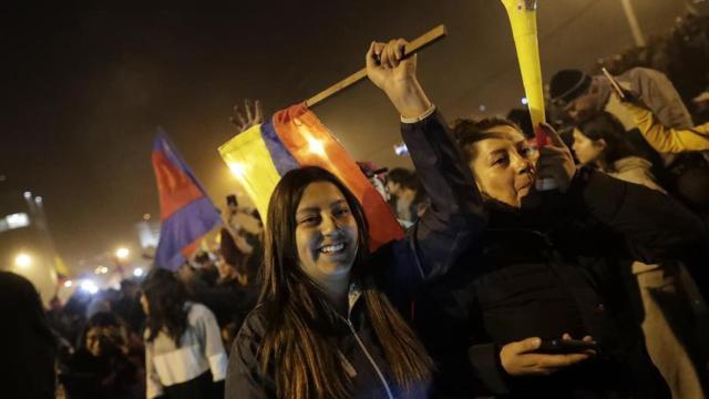 Manifestantes celebran el acuerdo logrado entre el Gobierno e indígenas.