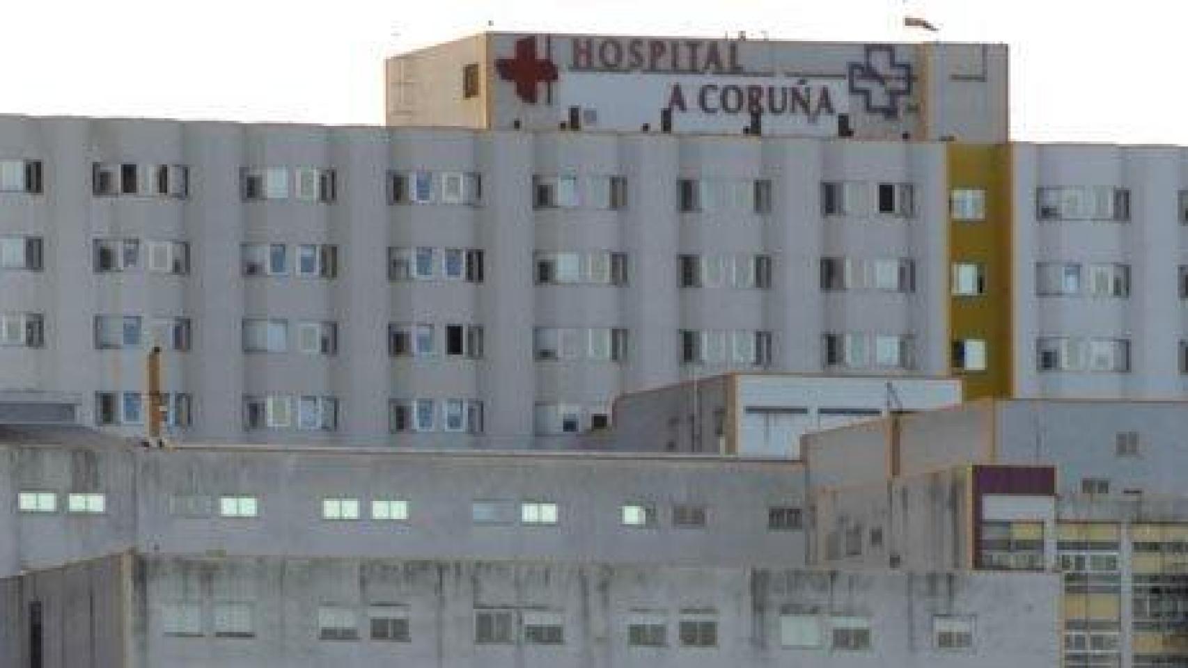 Una de las fachadas del hospital de A Coruña.