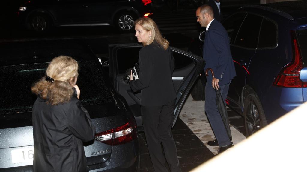 Las infantas Elena y Cristina en el funeral de Germán López Madrid.