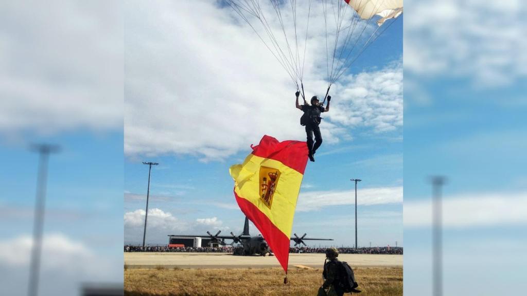 El cabo primero en uno de los ejercicios de preparación para el desfile del 12-O.