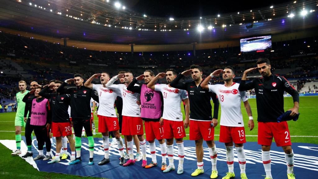 Los jugadores de Turquía celebran el gol