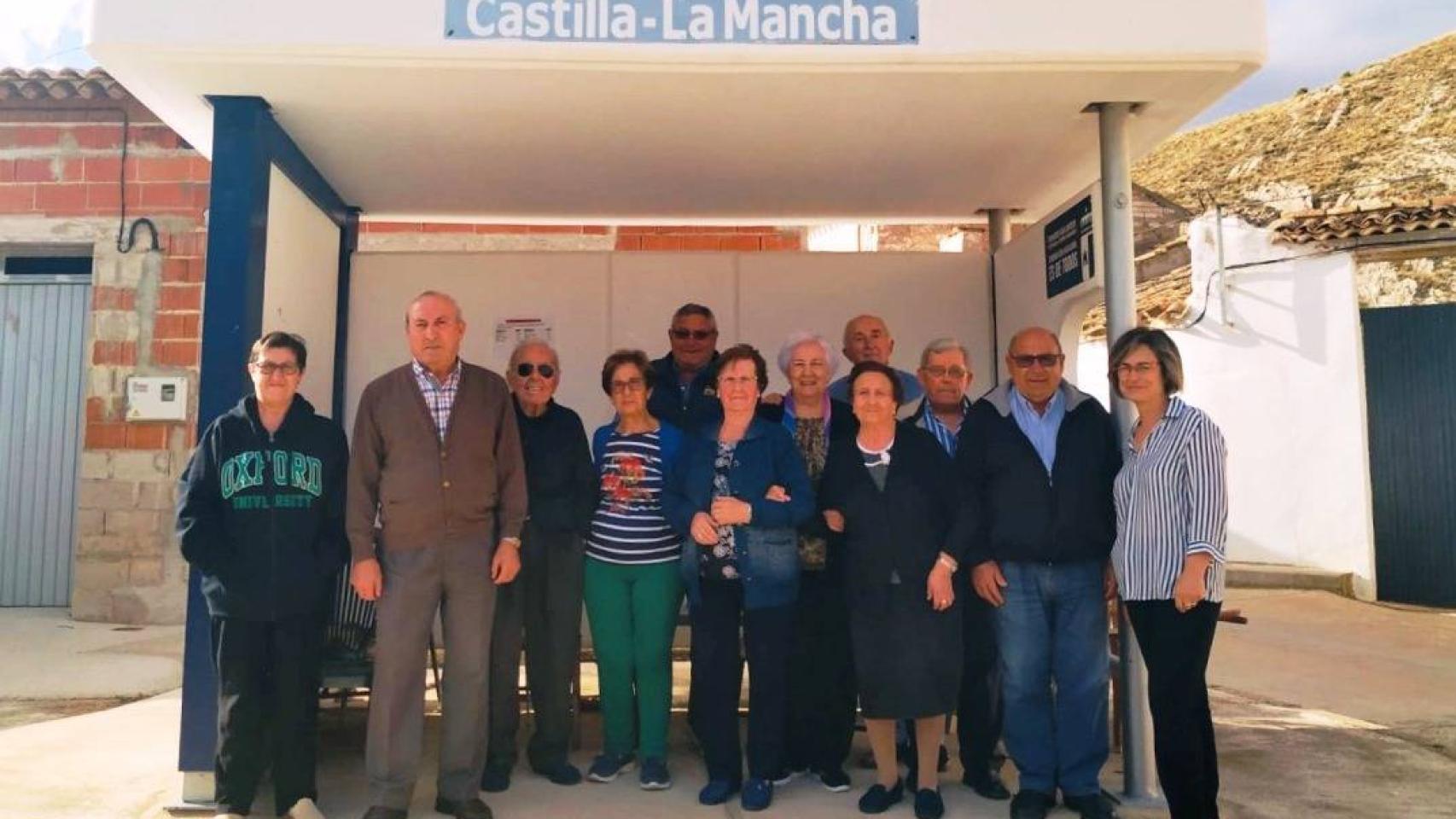 Vecinos de El Cañavate en la parada del autobús, ahora inútil