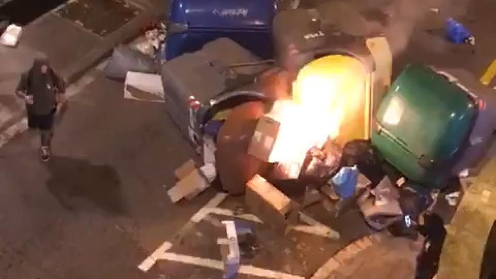 La paliza de los radicales al hombre que intentó apagar una barricada en llamas en Barcelona