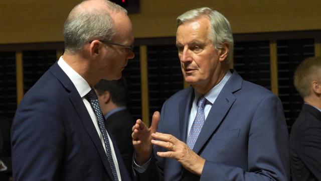 Michel Barnier conversa con el irlandés Simon Coveney este martes en Luxemburgo