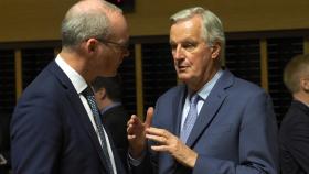 Michel Barnier conversa con el irlandés Simon Coveney este martes en Luxemburgo