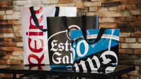 Las lonas de Estrella Galicia se convierten en bolsas gracias a una iniciativa solidaria