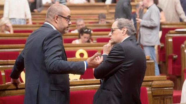 Miquel Buch y Quim Torra, hablando en el Parlament.