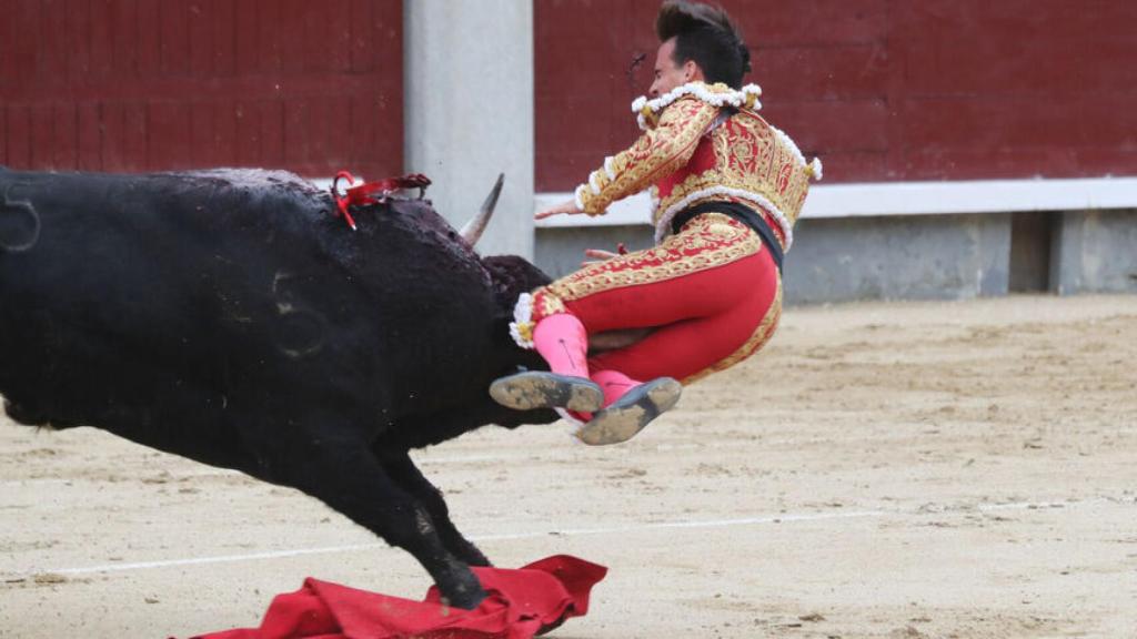 El momento en el que Caballero fue cogido por el miura.