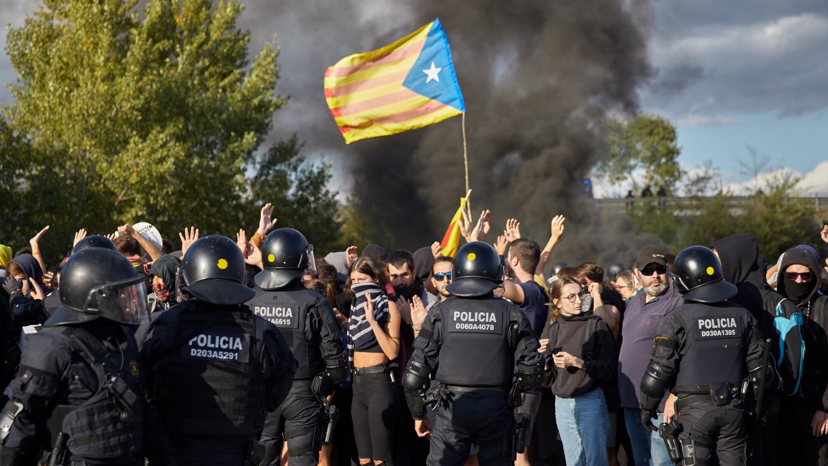 Agentes de Mossos d'Esquadra y Policía Nacional intervienen en los cortes de la AP-7.