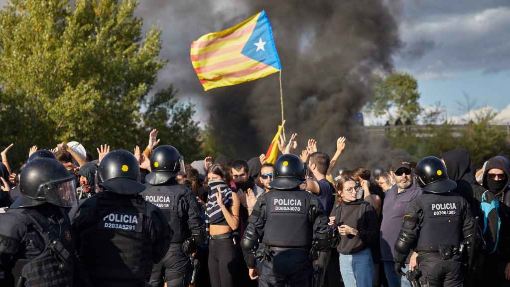 Agentes de Mossos d'Esquadra y Policía Nacional intervienen en los cortes de la AP-7.