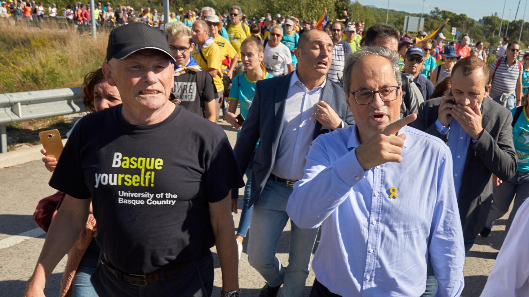 Quim Torra y Juan José Ibarretxe recorren la AP-7 junto a manifestantes independentistas.