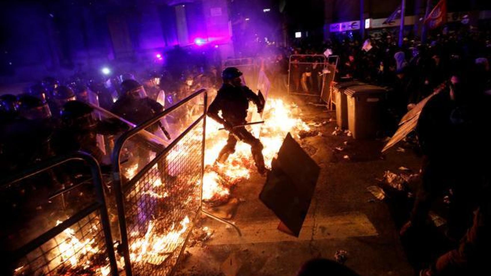 Imagen de las protestas en Barcelona, el martes por la noche.