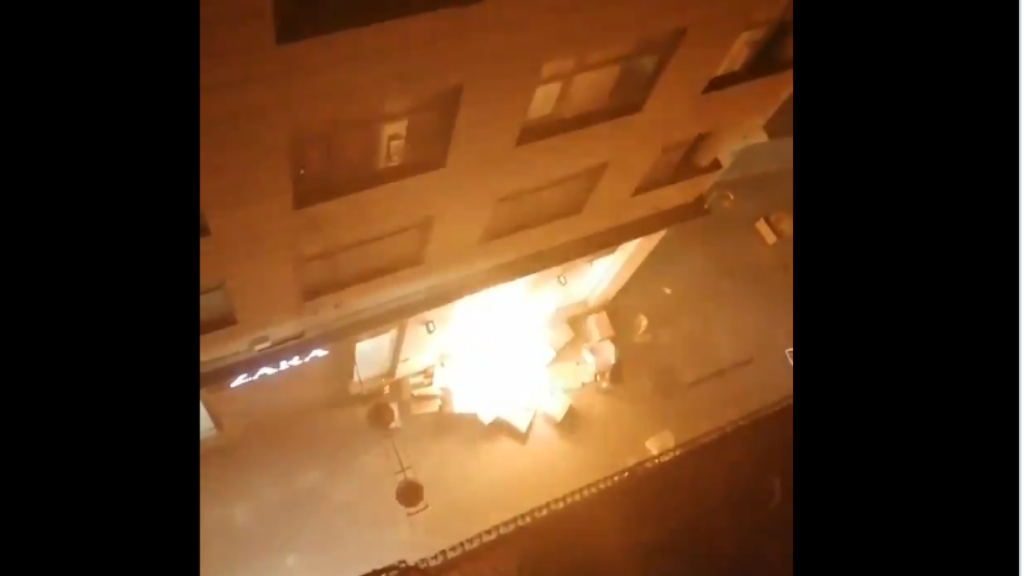 Prenden fuego a una tienda de Zara durante los disturbios en Cataluña
