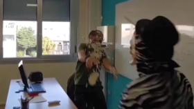 Momento en el que el youtuber lanza una tarta al profesor en el IES Muralla Romana.