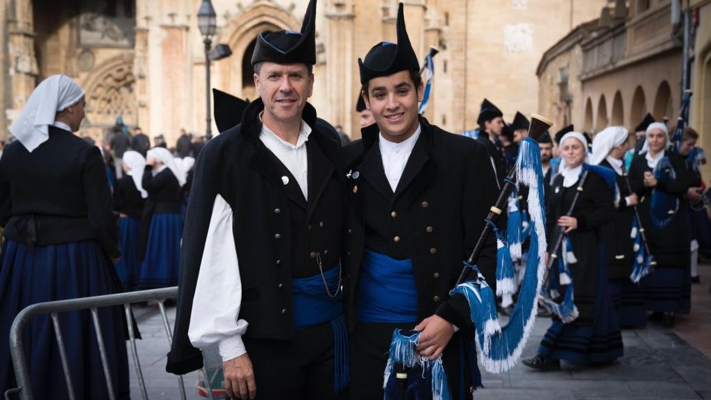 Gerardo junto a su padre, José Manuel Fernández Guti, director de la banda.