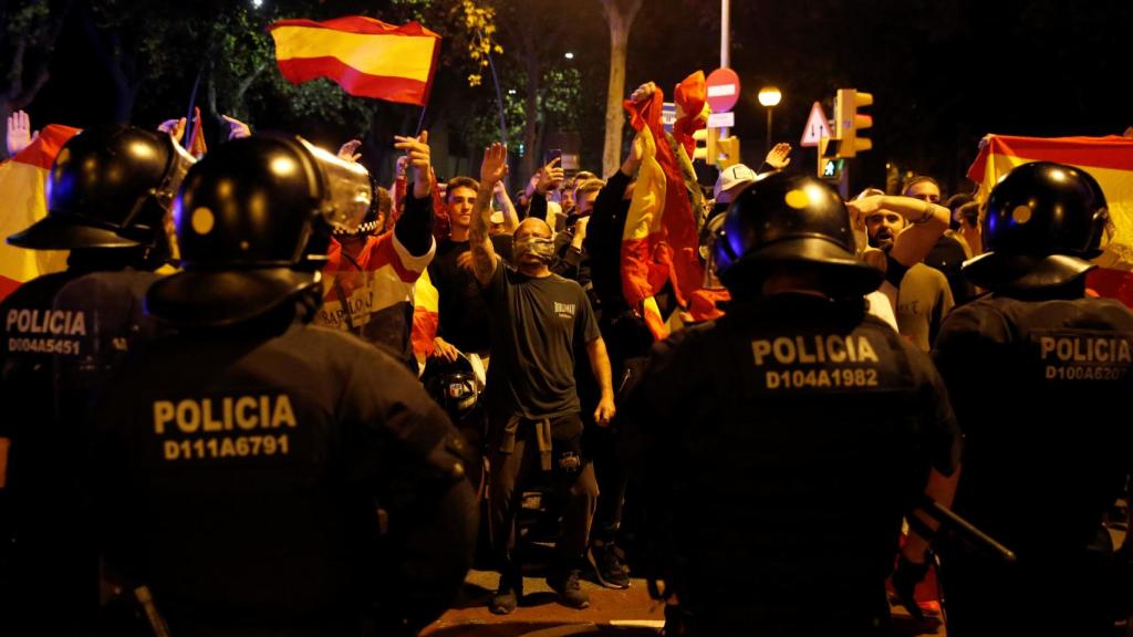 Mossos frente a los manifestantes de extrema derecha