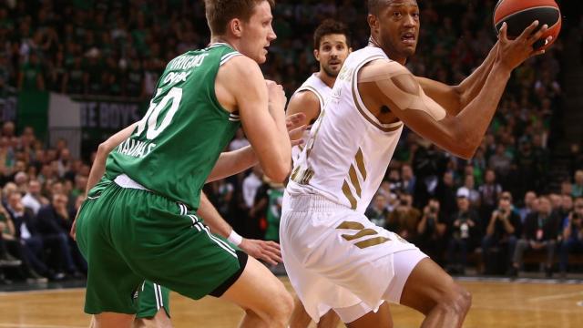 Randolph es defendido durante el duelo de Euroliga entre Zalgiris y Real Madrid