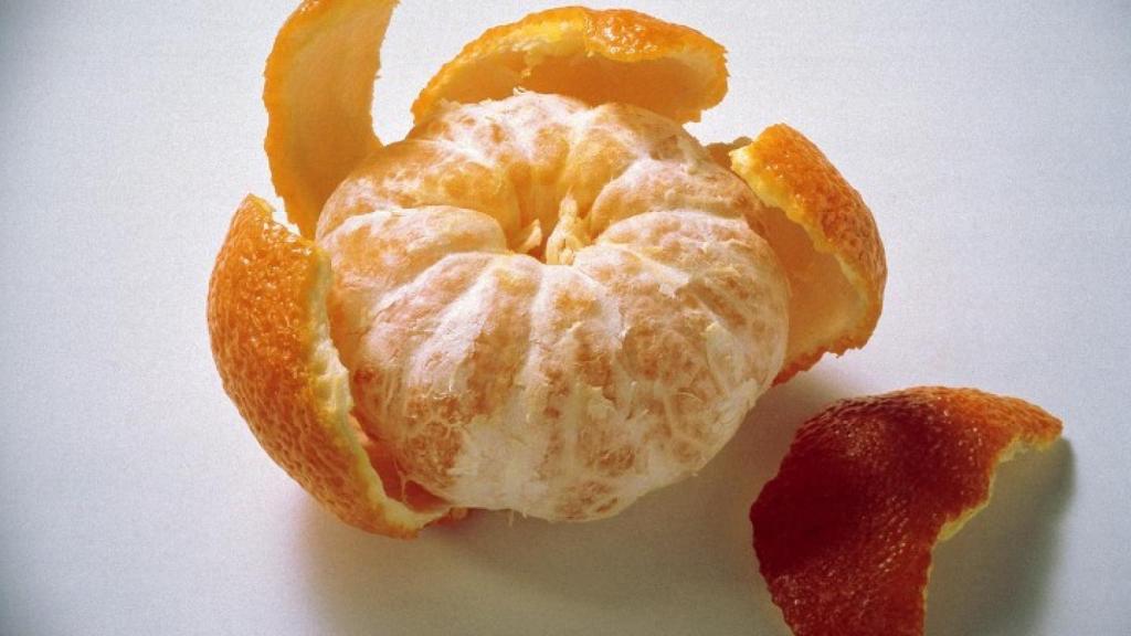 Una deliciosa mandarina pelada.