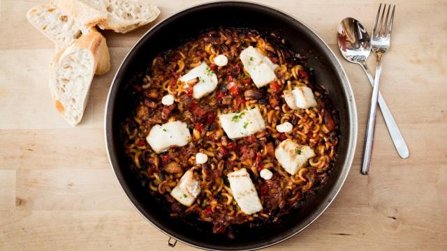 Fideos a la cazuela con pescado y marisco, receta fácil que sabe a mar