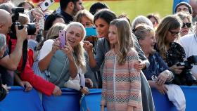 La reina Letizia y la princesa Leonor, haciéndose 'selfies' con los ovetenses.