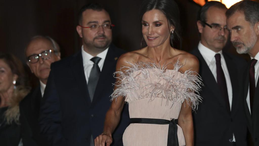 La reina Letizia con top de plumas rosas en Oviedo.