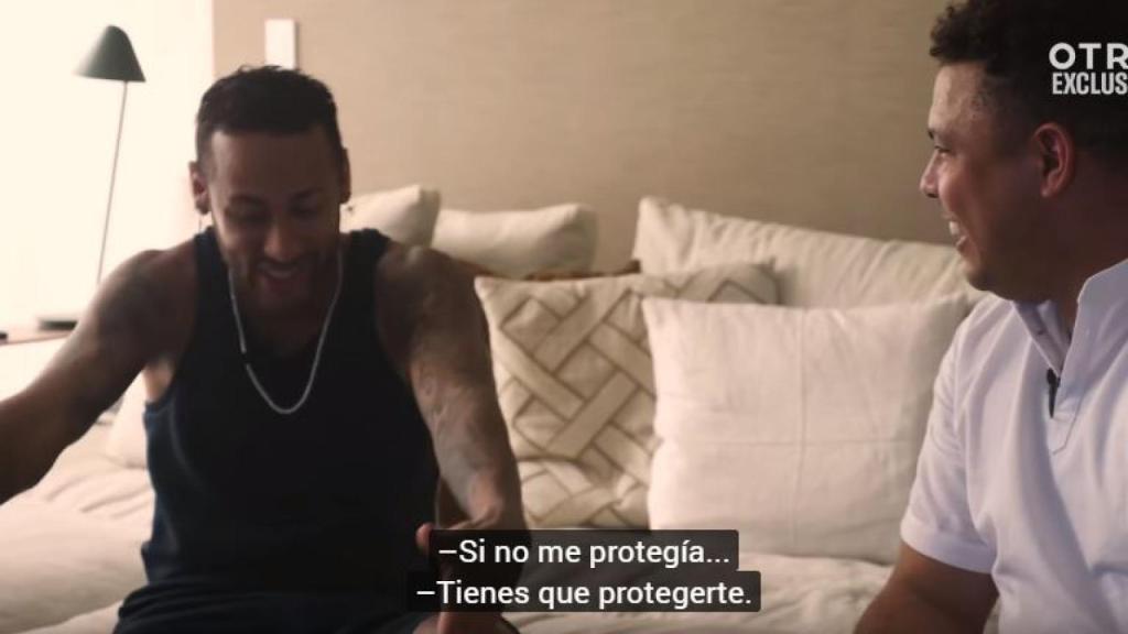 Neymar conversa con Ronaldo