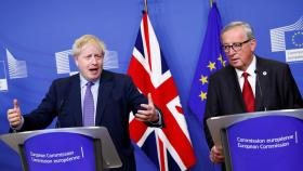 Boris Johnson y Jean-Claude Juncker, durante la presentación este jueves del acuerdo del 'brexit'