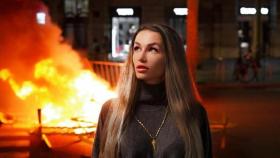Una 'influencer' rusa posando ante las llamas