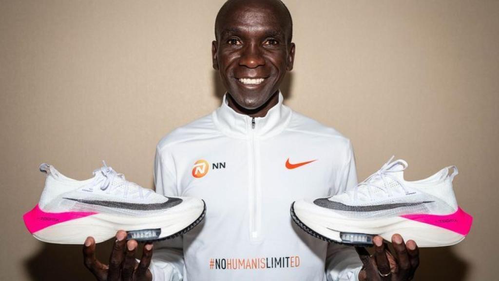 Eliud Kipchoge con las zapatillas que le hizo batir el récord