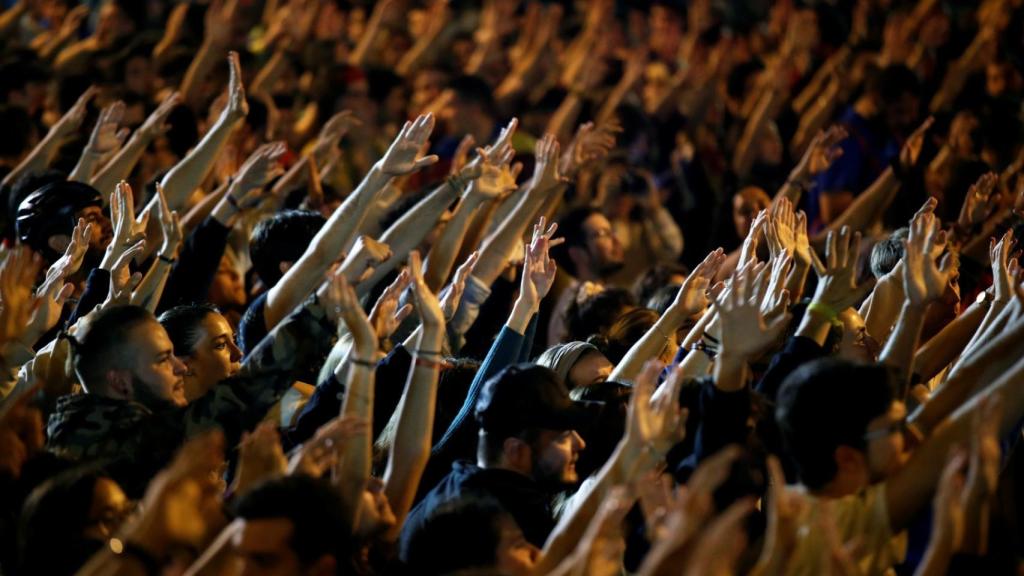 Grupo de personas de extrema derecha, este jueves en la plaza de Altós en Barcelona.