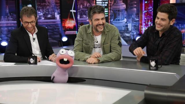 Los hermanos David y José Muñoz, de Estopa, junto a Pablo Motos, en 'El hormiguero'.