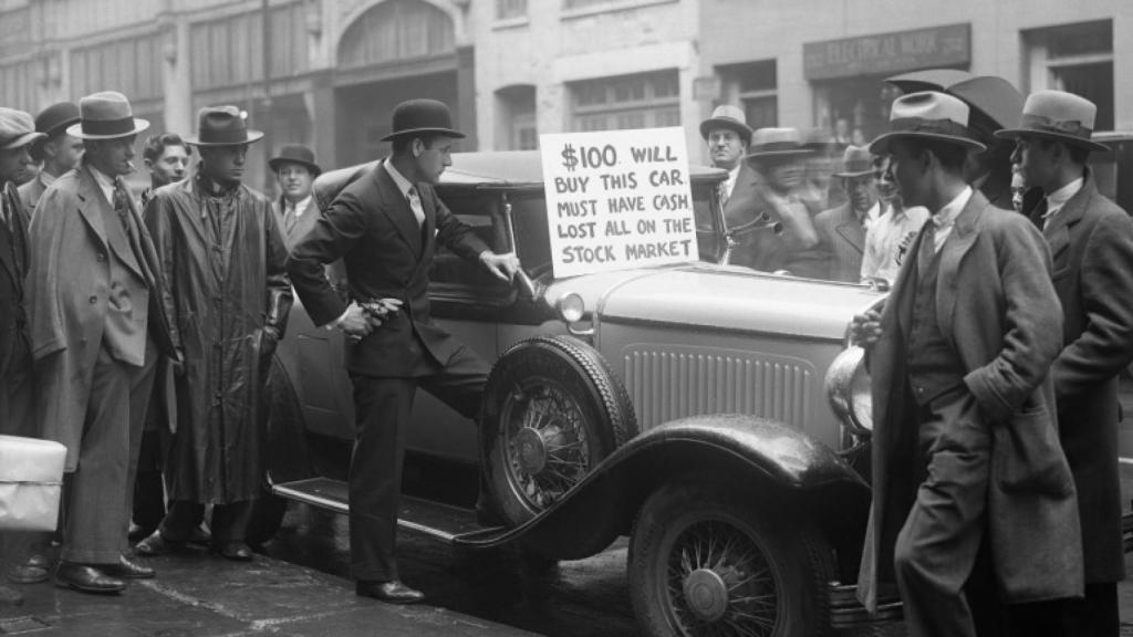 La gente vendía los coches en la calle para intentar recuperar algo de su dinero.