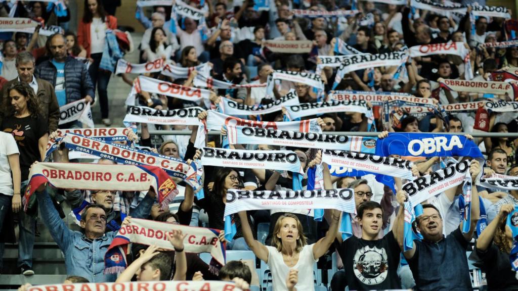 La afición de Obradoiro en el Fontes do Sar durante un partido.