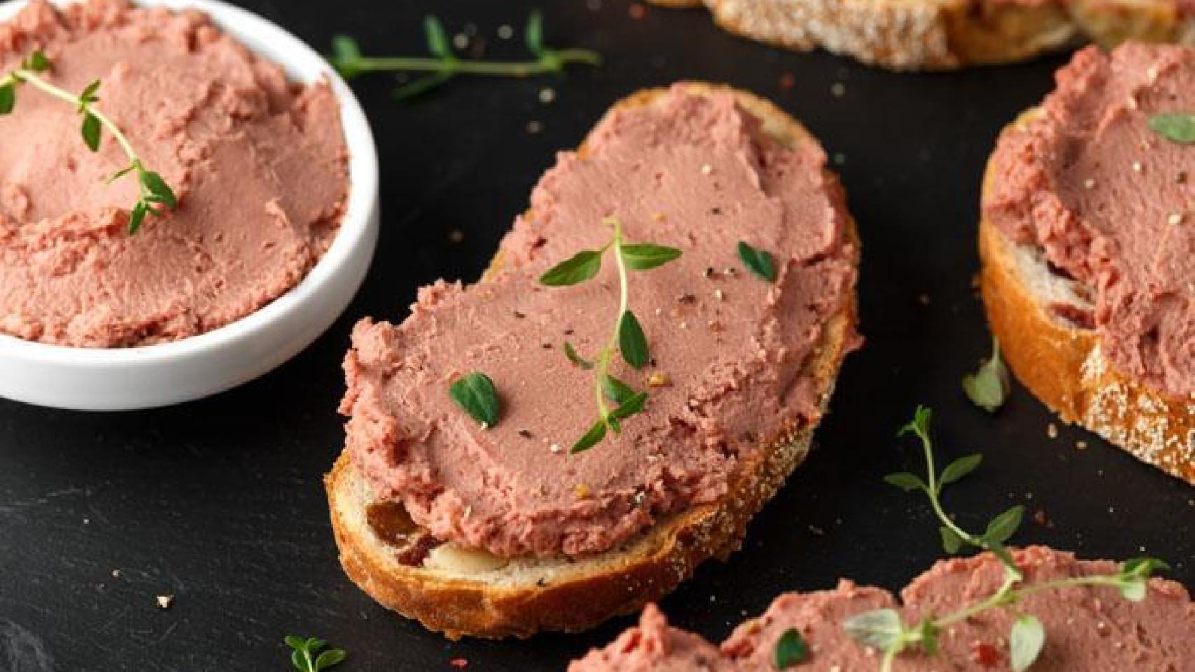 Unas rebanadas de pan untadas con paté.