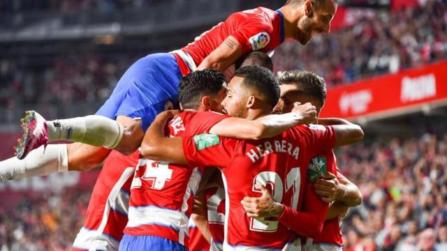 Piña de los jugadores del Granada en La Liga