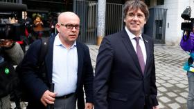 Puigdemont sale el viernes de la fiscalía de Bruselas tras 24 horas de detención, con su abogado, Gonzalo Boye.