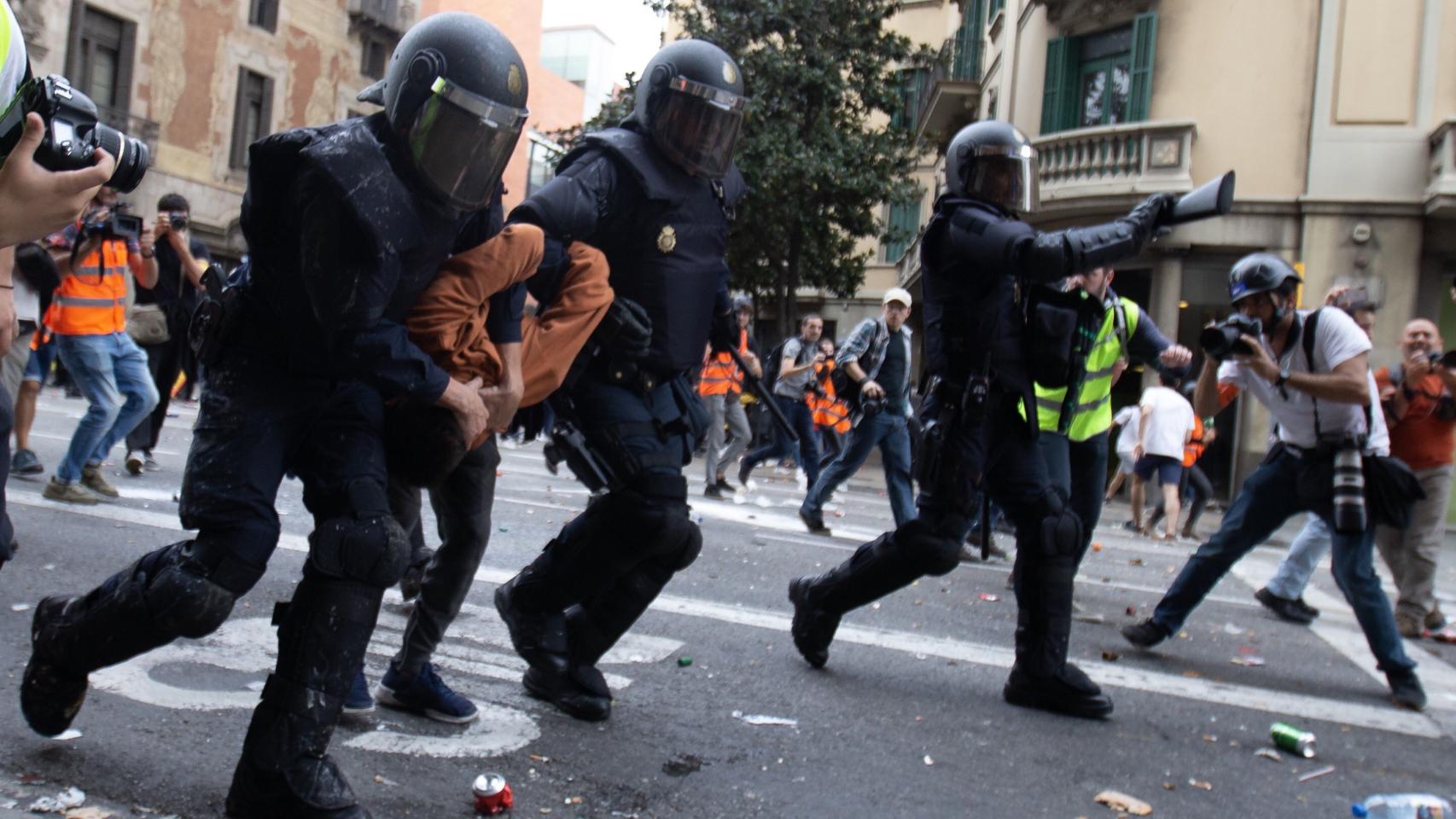 Agentes detienen a uno de los violentos en Via Laietana.