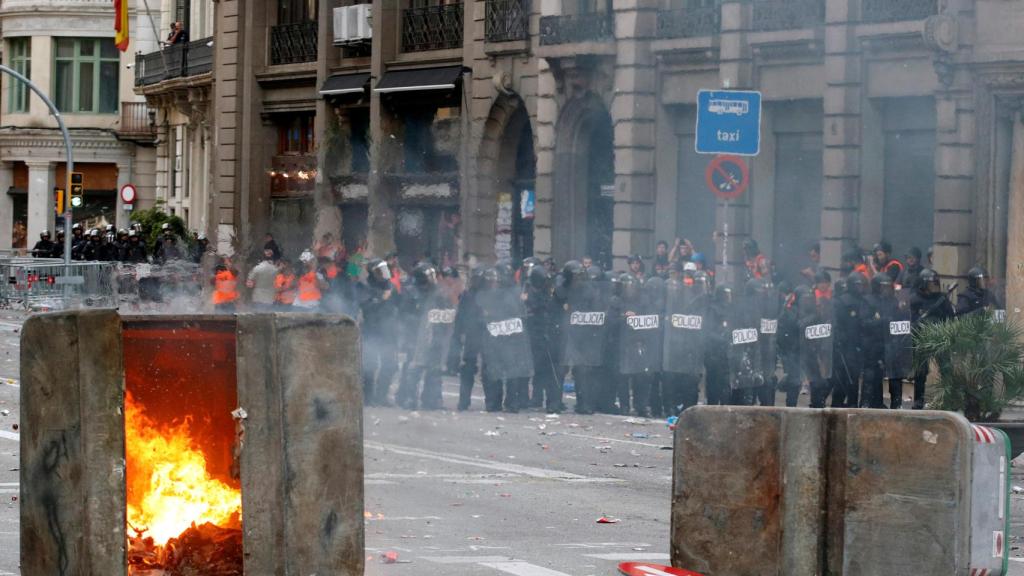 La Policía defiende de los violentos CDR la comisaría de Via Laietana en los disturbios de octubre de 2019.