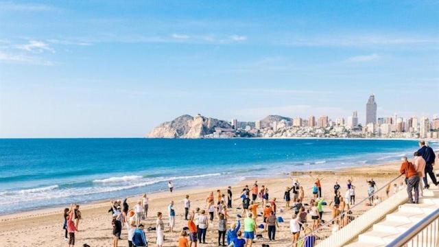 Un grupo de jubilados en una playa de Benidorm.